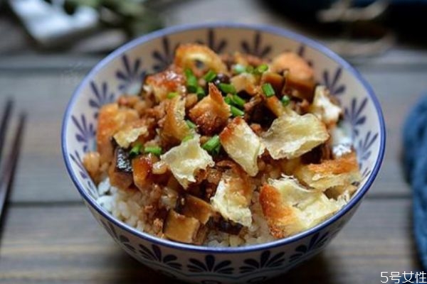 糯米飯?jiān)趺醋龊贸?糯米飯的簡(jiǎn)單做法 糯米飯?jiān)趺醋龊贸?糯米飯的簡(jiǎn)單做法