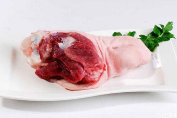 正宗豬肘子的做法 豬肘子在家怎么做 正宗豬肘子的做法 豬肘子在家怎么做