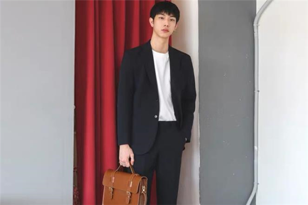 剛?cè)肼殘?chǎng)的男生如何穿搭 男生在職場(chǎng)中怎么穿搭 剛?cè)肼殘?chǎng)的男生如何穿搭 男生在職場(chǎng)中怎么穿搭