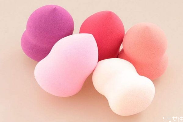 隔離要用美妝蛋嗎 隔離霜用手還是用美妝蛋好 隔離要用美妝蛋嗎 隔離霜用手還是用美妝蛋好