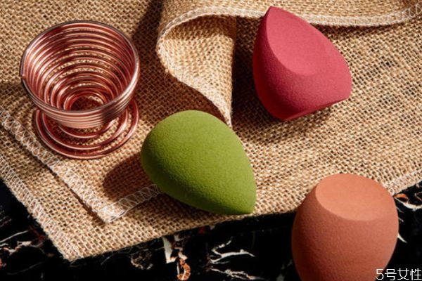 海綿蛋干的吃粉還是濕的吃粉 一個美妝蛋的壽命 海綿蛋干的吃粉還是濕的吃粉 一個美妝蛋的壽命
