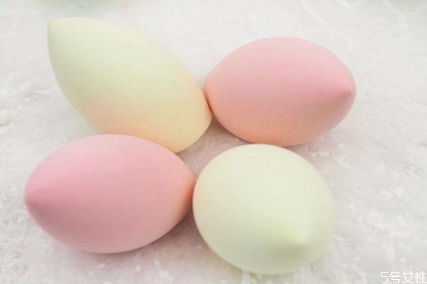 隔離要用美妝蛋嗎 隔離霜用手還是用美妝蛋好 隔離要用美妝蛋嗎 隔離霜用手還是用美妝蛋好