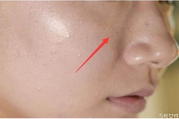 化妝怎么遮蓋脖子色差 化妝卡粉什么原因 化妝怎么遮蓋脖子色差 化妝卡粉什么原因