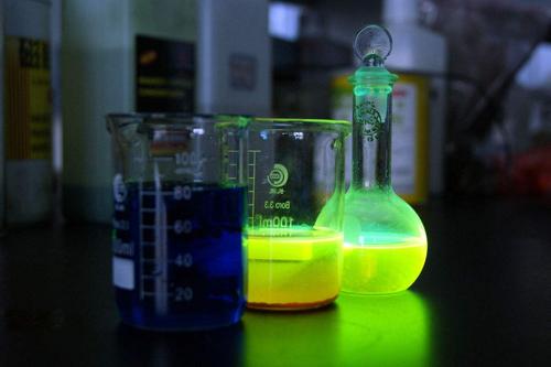 熒光劑會被皮膚吸收嗎 臉上有熒光劑的表現