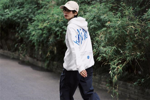 白色連帽衛(wèi)衣搭配什么褲子好看 白色連帽衛(wèi)衣搭配圖片 白色連帽衛(wèi)衣搭配什么褲子好看 白色連帽衛(wèi)衣搭配圖片