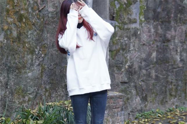白色連帽衛(wèi)衣搭配什么褲子好看 白色連帽衛(wèi)衣搭配圖片 白色連帽衛(wèi)衣搭配什么褲子好看 白色連帽衛(wèi)衣搭配圖片