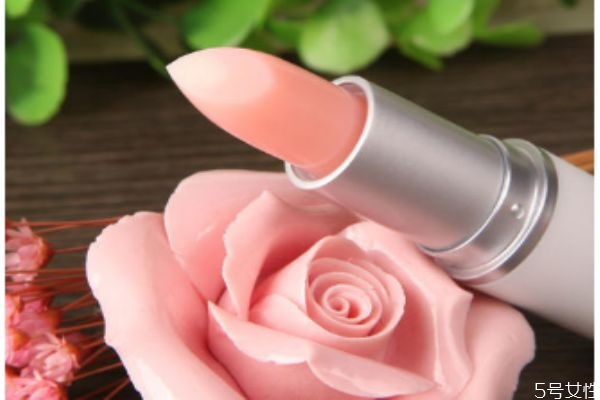 潤唇膏第二年還能用嗎 過期潤唇膏用了會(huì)怎么樣