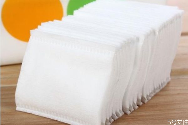 厚化妝棉怎么用 爽膚水用厚的還是用薄的化妝棉好 厚化妝棉怎么用 爽膚水用厚的還是用薄的化妝棉好
