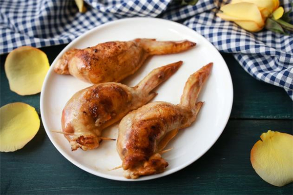 雞翅包飯的做法 雞翅包飯?jiān)趺慈ス? alt=