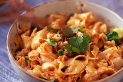 油潑面放什么菜好吃 油潑面的油要燒多熱 油潑面放什么菜好吃 油潑面的油要燒多熱