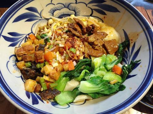 油潑面放什么菜好吃 油潑面的油要燒多熱 油潑面放什么菜好吃 油潑面的油要燒多熱