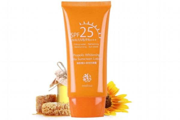 脖子上的防曬霜怎么卸 脖子上的防曬霜要洗嗎 脖子上的防曬霜怎么卸 脖子上的防曬霜要洗嗎