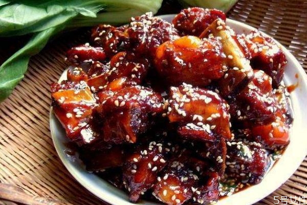 糖醋排骨可以用白糖代替冰糖嗎 糖醋排骨可以用白醋嗎 糖醋排骨可以用白糖代替冰糖嗎 糖醋排骨可以用白醋嗎