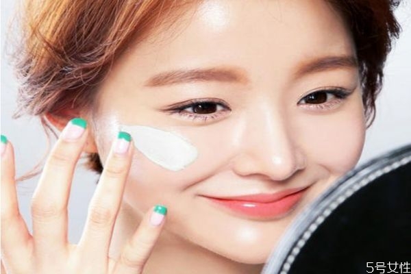 天天用素顏霜臉變黑了 素顏霜的危害 天天用素顏霜臉變黑了 素顏霜的危害