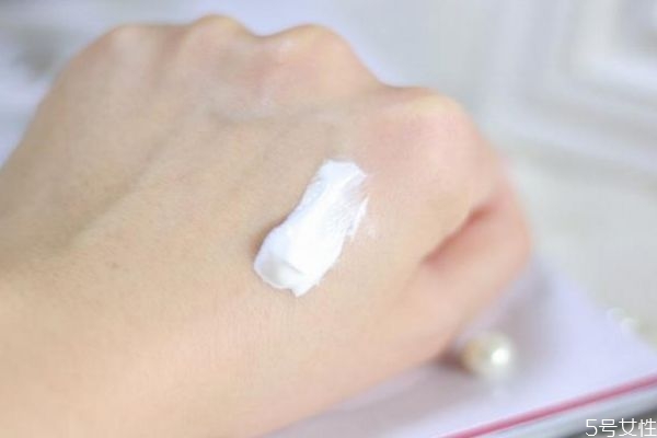 天天用素顏霜臉變黑了 素顏霜的危害 天天用素顏霜臉變黑了 素顏霜的危害