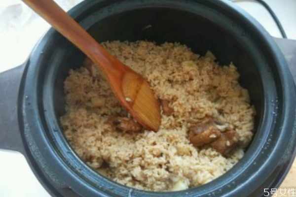 排骨糯米飯可以用電飯鍋?zhàn)鰡?排骨糯米飯排骨要炒嗎 排骨糯米飯可以用電飯鍋?zhàn)鰡?排骨糯米飯排骨要炒嗎