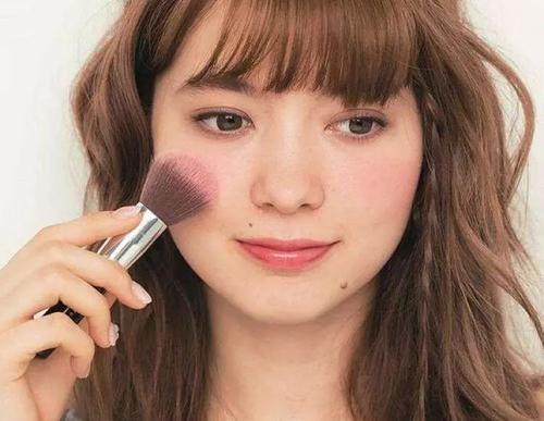 圓臉怎樣畫腮紅顯臉小 圓臉畫什么顏色的腮紅可愛 圓臉怎樣畫腮紅顯臉小 圓臉畫什么顏色的腮紅可愛