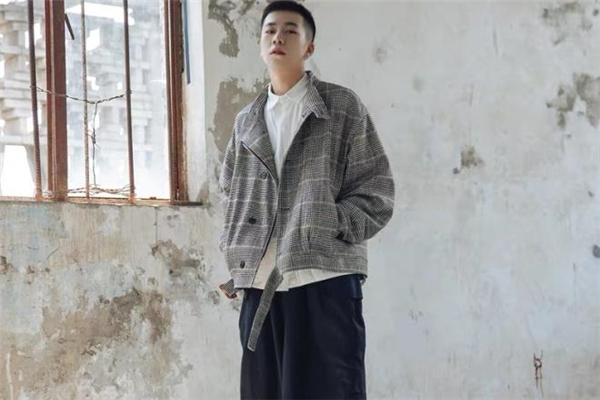 男生格子外套里面怎么搭配 男生格子外套里面配什么好 男生格子外套里面怎么搭配 男生格子外套里面配什么好