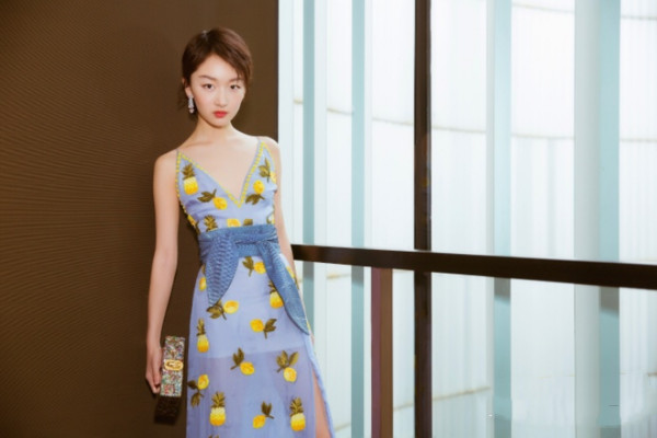 平胸適合穿吊帶嗎 平胸女生春季穿搭技巧 平胸適合穿吊帶嗎 平胸女生春季穿搭技巧