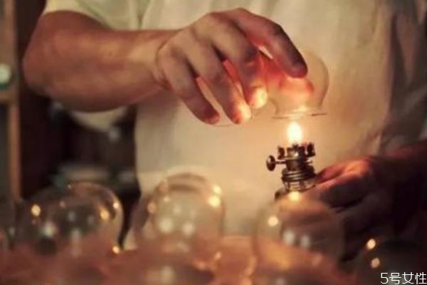 拔罐一般用的是什么 拔罐過多久可以洗澡 拔罐一般用的是什么 拔罐過多久可以洗澡