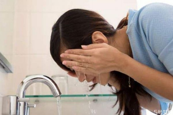 早上洗臉可以不用洗面奶嗎 早上洗臉可以用冷水嗎 早上洗臉可以不用洗面奶嗎 早上洗臉可以用冷水嗎