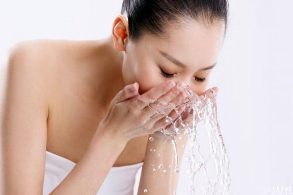 早上洗臉可以不用洗面奶嗎 早上洗臉可以用冷水嗎 早上洗臉可以不用洗面奶嗎 早上洗臉可以用冷水嗎