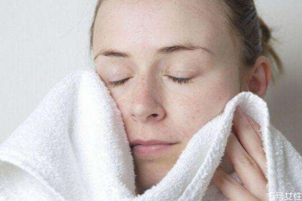 早上洗臉可以不用洗面奶嗎 早上洗臉可以用冷水嗎 早上洗臉可以不用洗面奶嗎 早上洗臉可以用冷水嗎