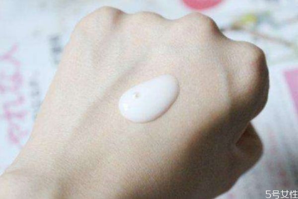 臉上擦完乳液敷保鮮膜可以嗎 涂了護膚乳后裹保鮮膜好嗎 臉上擦完乳液敷保鮮膜可以嗎 涂了護膚乳后裹保鮮膜好嗎