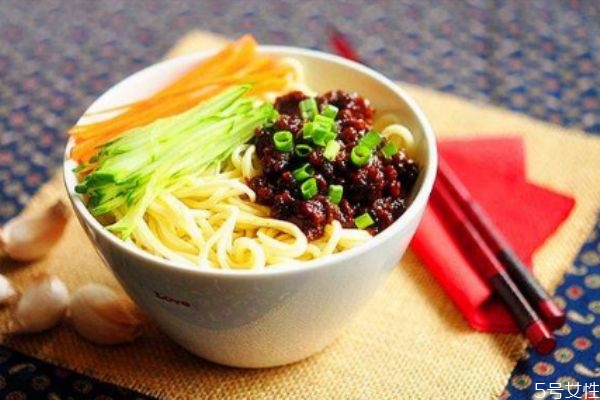 炸醬面怎么做好吃 自制炸醬面的簡(jiǎn)單做法 炸醬面怎么做好吃 自制炸醬面的簡(jiǎn)單做法