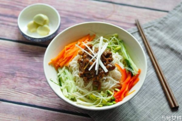 炸醬面怎么做好吃 自制炸醬面的簡(jiǎn)單做法 炸醬面怎么做好吃 自制炸醬面的簡(jiǎn)單做法