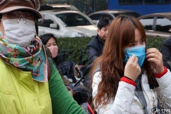 一次性口罩可以戴兩三個嗎 口罩戴多了有好處嗎 一次性口罩可以戴兩三個嗎 口罩戴多了有好處嗎