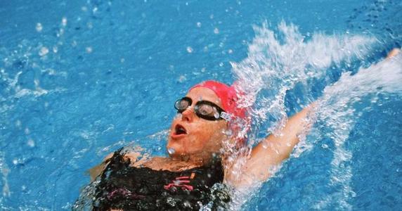 仰泳適合初學者嗎 仰泳游多久可以消耗脂肪 仰泳適合初學者嗎 仰泳游多久可以消耗脂肪