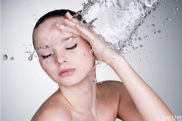 為什么我們的皮膚會(huì)出油 怎么改善皮膚出油 為什么我們的皮膚會(huì)出油 怎么改善皮膚出油