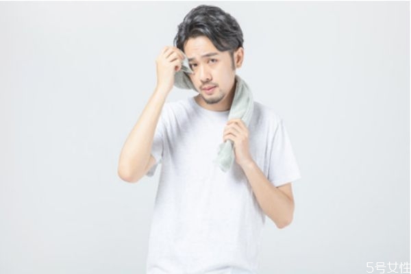 為什么我們的皮膚會(huì)出油 怎么改善皮膚出油 為什么我們的皮膚會(huì)出油 怎么改善皮膚出油