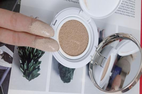 嬌韻詩熬夜氣墊滋潤嗎 嬌韻詩熬夜氣墊適合什么膚質 嬌韻詩熬夜氣墊滋潤嗎 嬌韻詩熬夜氣墊適合什么膚質