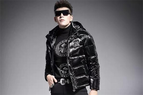 亮面羽絨服怎么搭配 亮面羽絨服里面配什么好看
