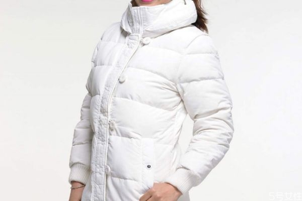 白色羽絨服染色了怎么辦 白色羽絨服洗白的小妙招 白色羽絨服染色了怎么辦 白色羽絨服洗白的小妙招