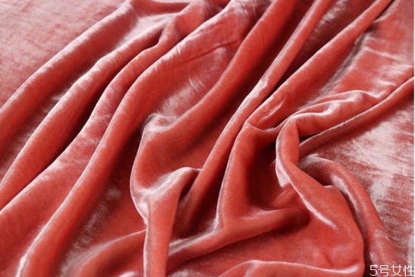 天鵝絨面料是什么面料 天鵝絨面料的優(yōu)缺點(diǎn) 天鵝絨面料是什么面料 天鵝絨面料的優(yōu)缺點(diǎn)