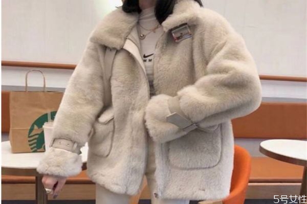 顆粒絨跟羊羔絨一樣嗎 顆粒絨和羊羔絨有什么區(qū)別 顆粒絨跟羊羔絨一樣嗎 顆粒絨和羊羔絨有什么區(qū)別