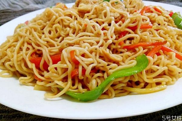 方便面可以炒著吃嗎 炒方便面怎么做好吃 方便面可以炒著吃嗎 炒方便面怎么做好吃