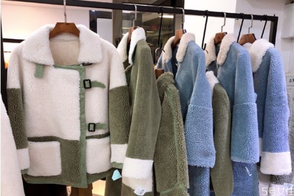 顆粒絨跟羊羔絨一樣嗎 顆粒絨和羊羔絨有什么區(qū)別 顆粒絨跟羊羔絨一樣嗎 顆粒絨和羊羔絨有什么區(qū)別