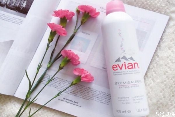 依云噴霧就是礦泉水嗎 依云噴霧和礦泉水有什么區(qū)別 依云噴霧就是礦泉水嗎 依云噴霧和礦泉水有什么區(qū)別