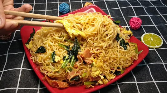 炒方便面很黏怎么辦 吃炒方便面會長胖嗎 炒方便面很黏怎么辦 吃炒方便面會長胖嗎