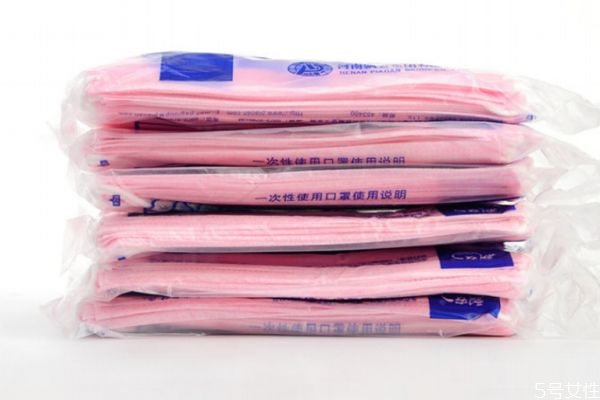 為什么醫(yī)用口罩是藍(lán)色 口罩粉色和藍(lán)色的區(qū)別 為什么醫(yī)用口罩是藍(lán)色 口罩粉色和藍(lán)色的區(qū)別