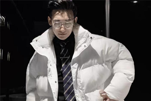 男生白色羽絨服怎么搭配 白色羽絨服里面穿什么好看 男生白色羽絨服怎么搭配 白色羽絨服里面穿什么好看