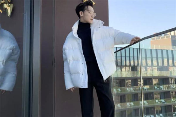 男生白色羽絨服怎么搭配 白色羽絨服里面穿什么好看 男生白色羽絨服怎么搭配 白色羽絨服里面穿什么好看