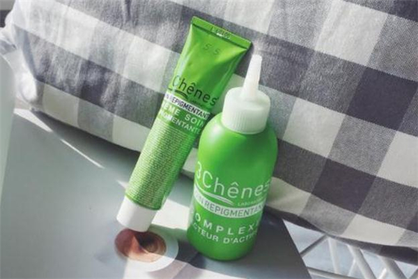 植物染發(fā)劑能染白頭發(fā)嗎 植物染發(fā)劑里有化學成分嗎 植物染發(fā)劑能染白頭發(fā)嗎 植物染發(fā)劑里有化學成分嗎