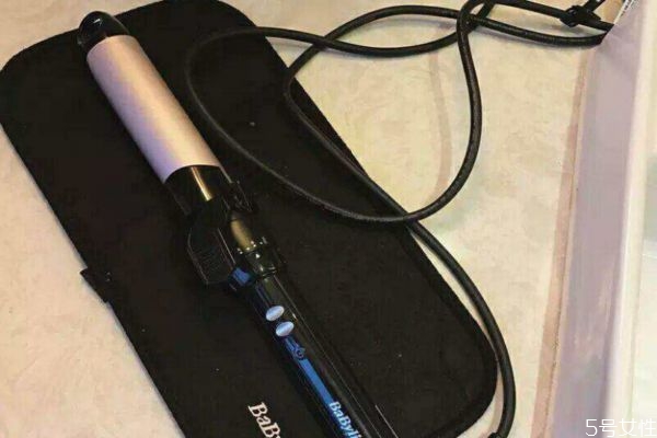 陶瓷卷發(fā)棒和金屬卷發(fā)棒哪個(gè)好 使用卷發(fā)棒的禁忌 陶瓷卷發(fā)棒和金屬卷發(fā)棒哪個(gè)好 使用卷發(fā)棒的禁忌