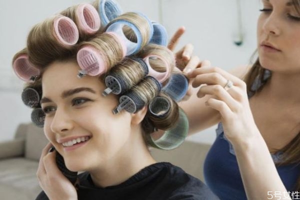 卷發(fā)不卷了怎么補(bǔ)救 卷發(fā)如何恢復(fù)卷度 卷發(fā)不卷了怎么補(bǔ)救 卷發(fā)如何恢復(fù)卷度