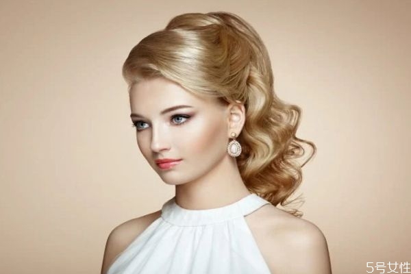 卷發(fā)棒要預熱多久 卷發(fā)棒的使用頻率 卷發(fā)棒要預熱多久 卷發(fā)棒的使用頻率